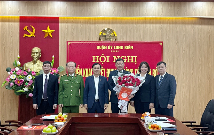 Quận ủy Long Biên công bố quyết định về công tác cán bộ tại phường Phúc Đồng, Ngọc Thụy, Ngọc Lâm, Sài Đồng