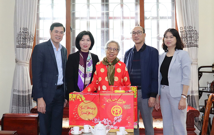 Phó Chủ tịch Thường trực HĐND thành phố Phùng Thị Hồng thăm, chúc Tết tại quận Hoàng Mai