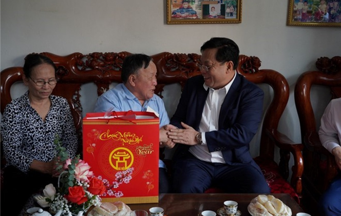 Giám đốc Công an thành phố trao Huy hiệu Đảng, thăm, chúc Tết các gia đình chính sách dịp Tết Nguyên đán 2024