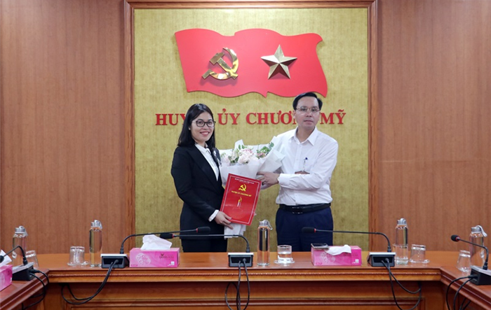 Phó Bí thư Thường trực Huyện ủy Chương Mỹ trao quyết định bổ nhiệm Phó Chánh Văn phòng Huyện uỷ