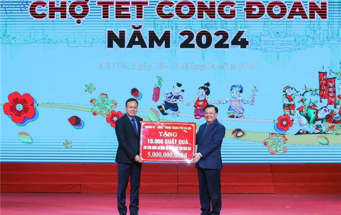 Rộn ràng "chợ Tết công đoàn"
