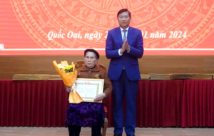 Trưởng ban Dân vận Thành ủy Đỗ Anh Tuấn trao Huy hiệu Đảng và tặng quà Tết tại huyện Quốc Oai