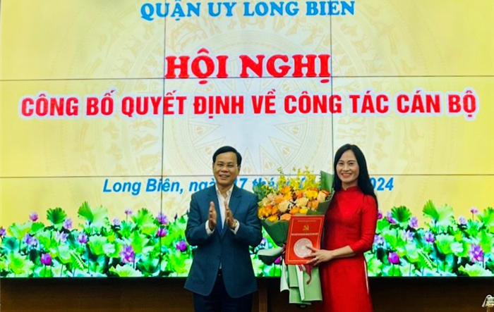 Quận Long Biên công bố Quyết định công tác cán bộ Hội Liên hiệp phụ nữ quận