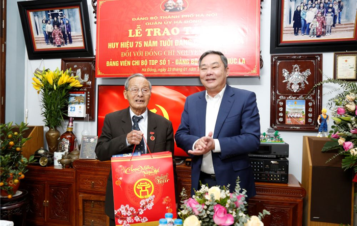 Phó Chủ tịch Thường trực UBND thành phố Lê Hồng Sơn thăm, tặng quà các gia đình chính sách quận Hà Đông