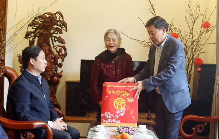 Phó Chủ tịch UBND thành phố Dương Đức Tuấn thăm, tặng quà Tết người có công huyện Chương Mỹ