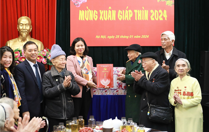 Phó Bí thư Thường trực Thành uỷ Nguyễn Thị Tuyến thăm, chúc Tết Ban liên lạc Chiến sĩ cách mạng bị địch bắt tù đày