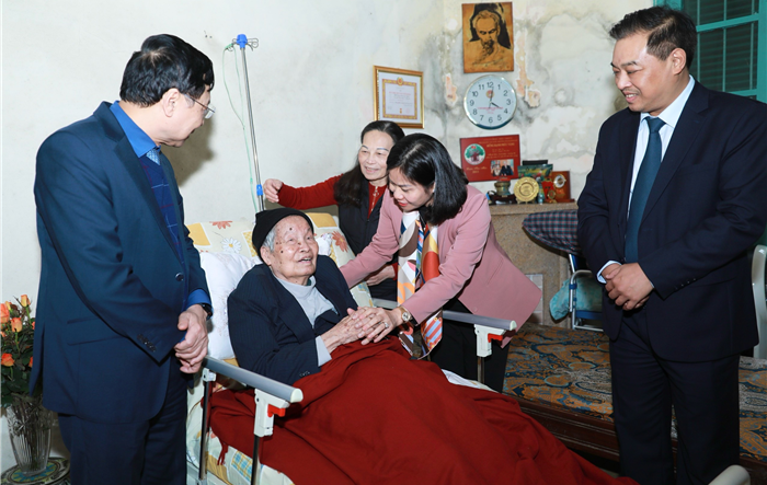 Lãnh đạo thành phố thăm gia đình chính sách quận Hai Bà Trưng