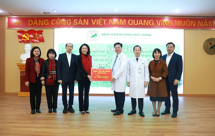 Lãnh đạo thành phố Hà Nội thăm, tặng quà Tết các bệnh viện, gia đình chính sách tại quận Long Biên