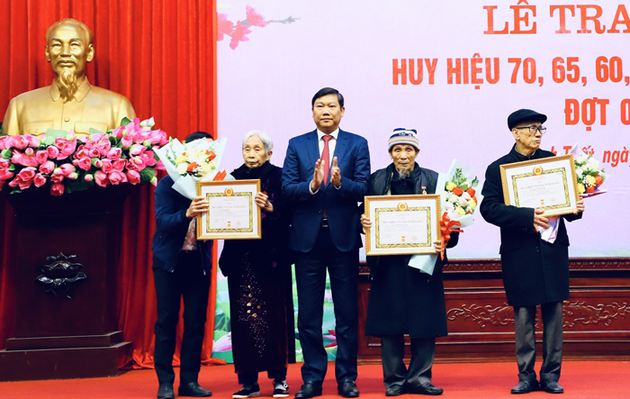 Trưởng ban Dân vận Thành ủy Đỗ Anh Tuấn trao Huy hiệu Đảng tại huyện Thạch Thất