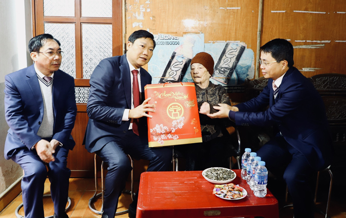 Trưởng ban Dân vận Thành ủy Đỗ Anh Tuấn tặng quà Tết gia đình chính sách huyện Thạch Thất
