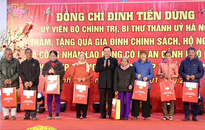Bí thư Thành uỷ Hà Nội Đinh Tiến Dũng chúc Tết, tặng quà hộ nghèo và công nhân, lao động tại hai tỉnh Hà Nam, Ninh Bình