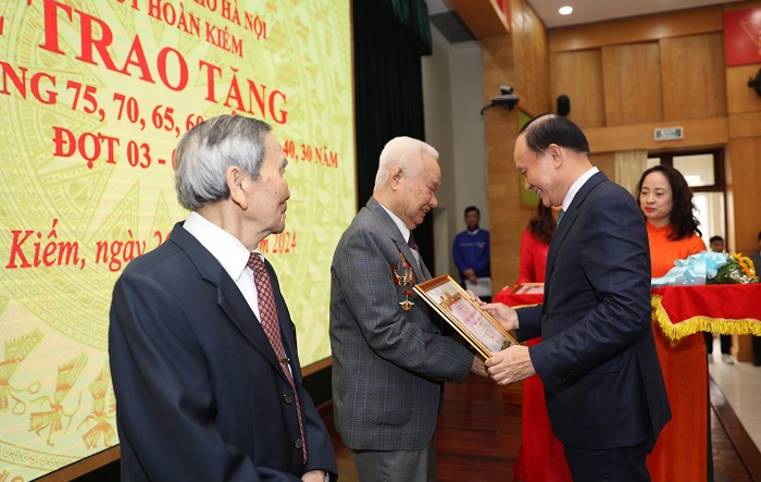 Chủ tịch HĐND thành phố Nguyễn Ngọc Tuấn trao Huy hiệu Đảng tại quận Hoàn Kiếm