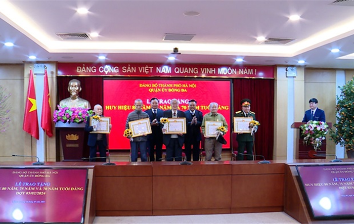 Chủ tịch UBND thành phố Trần Sỹ Thanh trao Huy hiệu Đảng tặng đảng viên lão thành quận Đống Đa