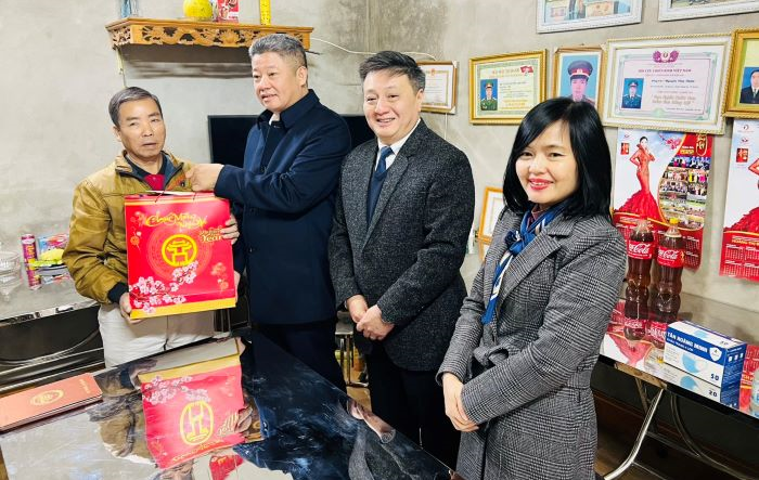 Phó Chủ tịch UBND thành phố Nguyễn Mạnh Quyền thăm, chúc Tết các gia đình chính sách huyện Thanh Oai