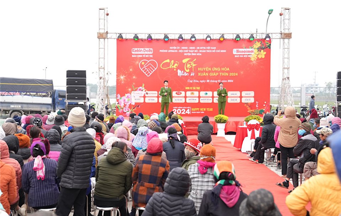 Ấm áp Chương trình "Chợ Tết nhân ái" Xuân Giáp Thìn 2024 tại huyện Ứng Hoà