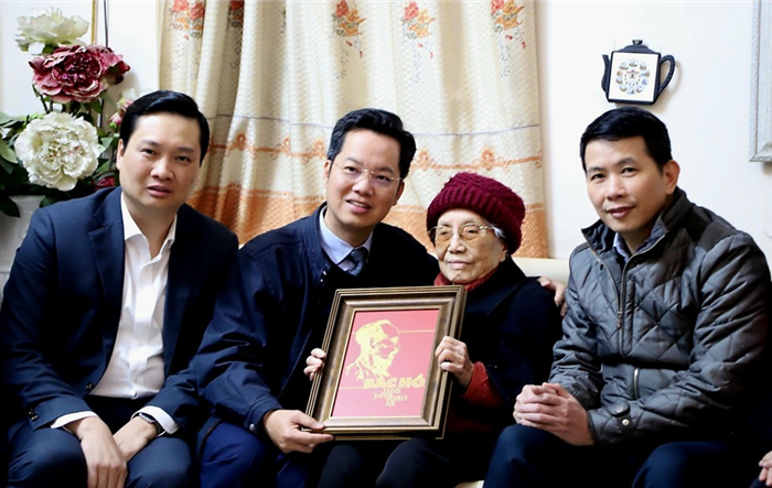 Lãnh đạo quận Hoàn Kiếm: Thăm, chúc Tết cán bộ lão thành cách mạng, động viên học sinh nghèo vượt khó