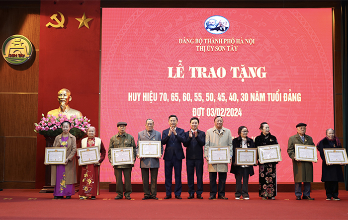 214 đảng viên thuộc Đảng bộ thị xã Sơn Tây được trao tặng Huy hiệu Đảng đợt 3-2-2024
