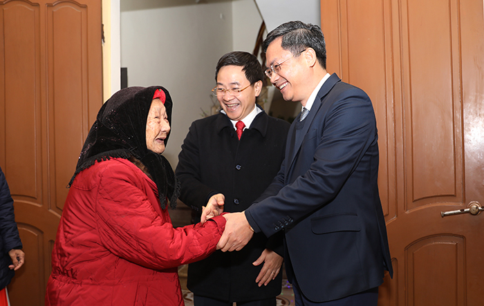 Phó Chủ tịch UBND thành phố Hà Nội Hà Minh Hải thăm, tặng quà gia đình chính sách, người có công tại thị xã Sơn Tây