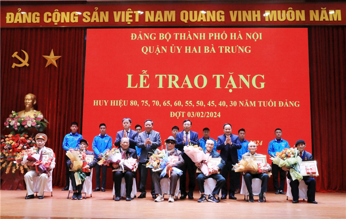 Lãnh đạo thành phố Hà Nội trao Huy hiệu Đảng tại quận Hai Bà Trưng