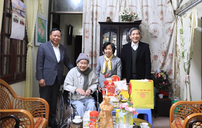 Phó Bí thư Thành uỷ Nguyễn Văn Phong thăm, chúc Tết các gia đình lão thành cách mạng Tết Nguyên đán 2024