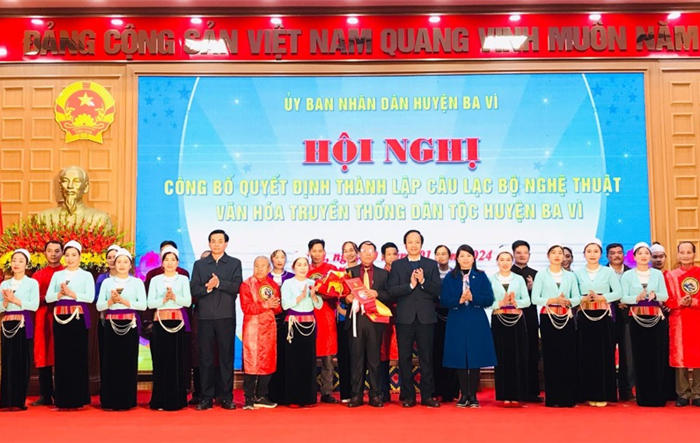 Công bố quyết định thành lập "CLB nghệ thuật văn hoá truyền thống dân tộc huyện Ba Vì"