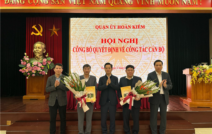 Công bố quyết định công tác cán bộ tại Ban Tổ chức Quận uỷ, Ủy ban Kiểm tra Quận uỷ Hoàn Kiếm