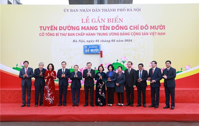 Gắn biển tuyến đường mang tên đồng chí Đỗ Mười