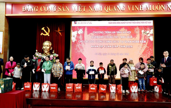 Chương trình "Xuân đầm ấm - Tết yêu thương": Chia sẻ, giúp đỡ các gia đình khó khăn