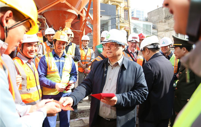 Thủ tướng Chính phủ Phạm Minh Chính thăm, chúc Tết một số đơn vị trực Tết tại Hà Nội