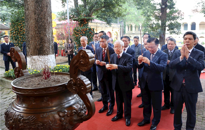 Tổng Bí thư Nguyễn Phú Trọng dâng hương tại Hoàng thành Thăng Long