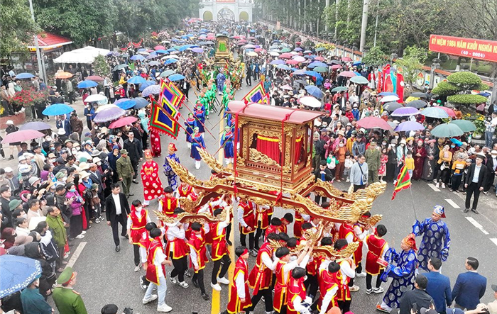 Hàng nghìn người tham gia lễ rước vua Bà đền thờ Hai Bà Trưng
