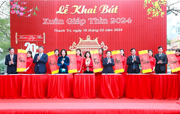 Phó Bí thư Thường trực Thành uỷ Nguyễn Thị Tuyến dâng hương tưởng niệm Tiên triết Chu Văn An và khai bút Xuân Giáp Thìn tại huyện Thanh Trì
