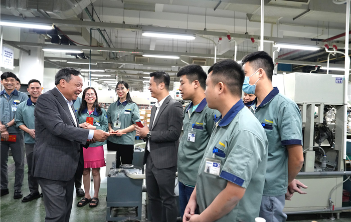 Phó Bí thư Thành ủy Nguyễn Văn Phong thăm, động viên sản xuất đầu Xuân tại huyện Sóc Sơn