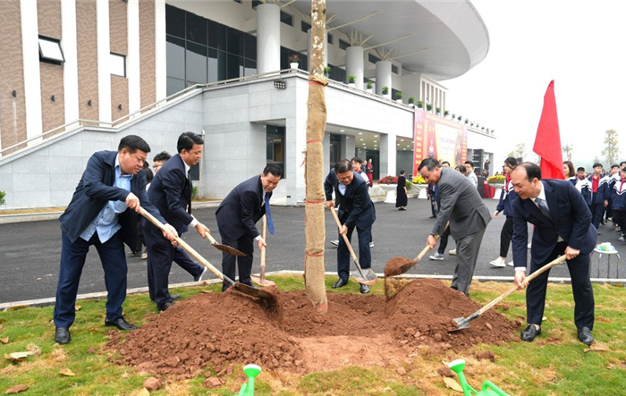 Phó Bí thư Thành ủy Nguyễn Văn Phong dự Tết trồng cây tại huyện Đông Anh
