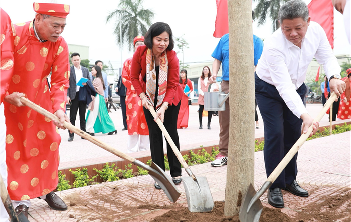 Phó Bí thư Thường trực Thành uỷ Nguyễn Thị Tuyến dự lễ phát động Tết trồng cây huyện Thanh Trì