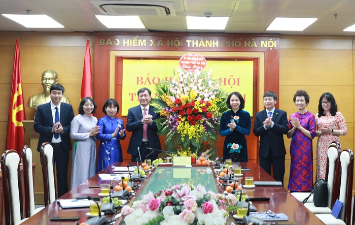Phó Chủ tịch UBND thành phố Hà Nội Vũ Thu Hà chúc mừng Bảo hiểm xã hội thành phố ngày kỷ niệm ngành