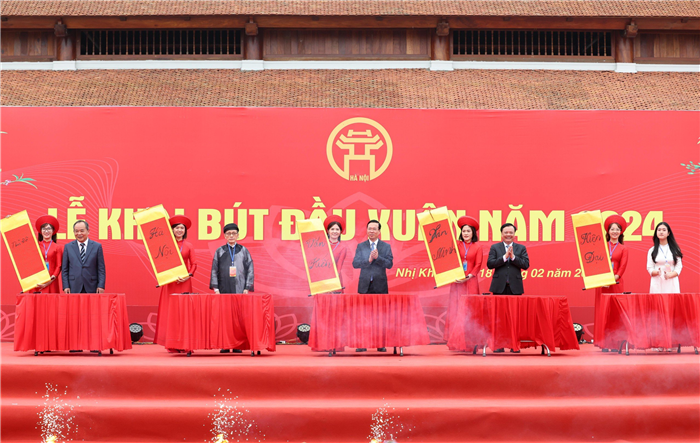 10 chữ khai bút đầu xuân tại đất Danh hương (Hà Nội)
