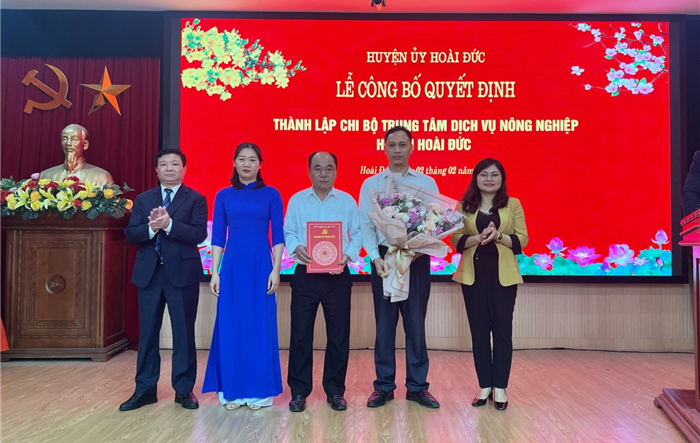 Công bố quyết định thành lập chi bộ Trung tâm Dịch vụ Nông nghiệp huyện Hoài Đức