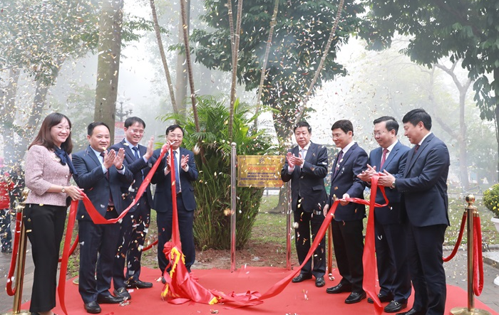 Gắn biển loạt công trình cải tạo vườn hoa tại quận Hai Bà Trưng