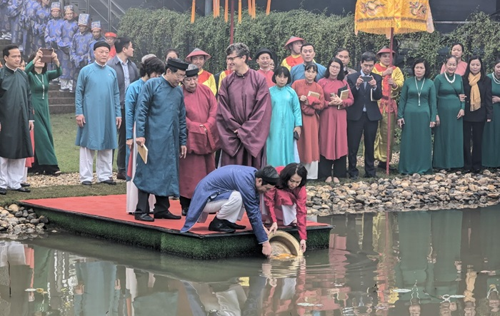 Dựng cây nêu, thả cá chép tại Hoàng thành Thăng Long