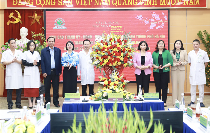 Phó Bí thư Thường trực Thành ủy Nguyễn Thị Tuyến thăm chúc mừng các bệnh viện nhân Ngày Thầy thuốc Việt Nam 