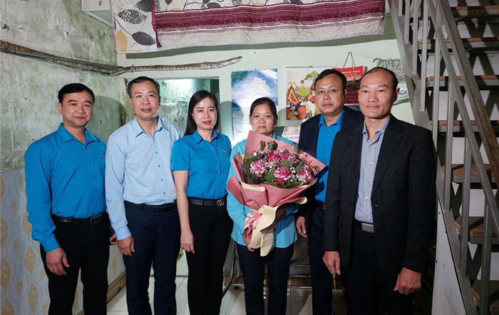 Chủ tịch Liên đoàn Lao động thành phố Hà Nội thăm, tặng quà nữ đoàn viên khó khăn