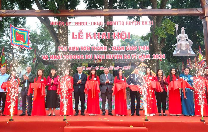 Bí thư Thành ủy Nguyễn Văn Phong dự khai mạc Lễ hội Tản Viên Sơn Thánh