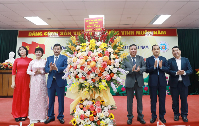 Phó Bí thư Thành ủy Nguyễn Văn Phong thăm, chúc mừng các cơ sở y tế