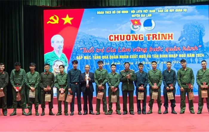 Chương trình "Tuổi trẻ Gia Lâm vững bước quân hành"