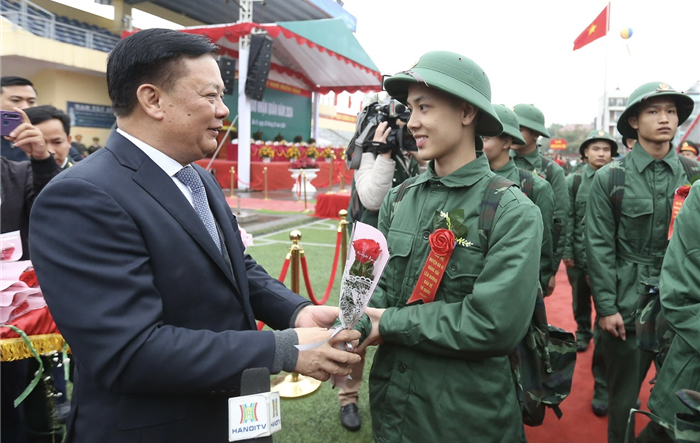 Bí thư Thành ủy Đinh Tiến Dũng động viên tân binh lên đường nhập ngũ tại huyện Ba Vì