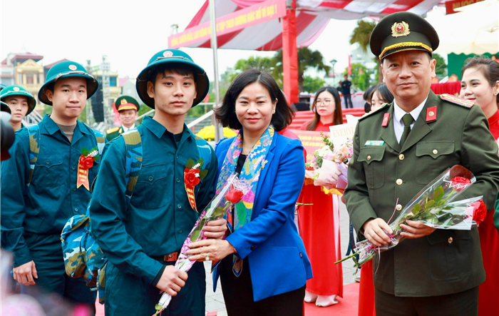  Phó Bí thư Thường trực Thành uỷ Nguyễn Thị Tuyến dự ngày hội tòng quân huyện Đông Anh 