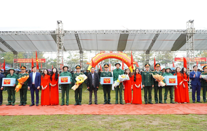 Phó Bí thư Thành ủy Nguyễn Văn Phong dự Lễ giao, nhận quân tại huyện Chương Mỹ