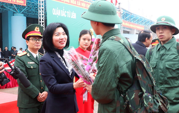 Phó Chủ tịch Thường trực HĐND thành phố Phùng Thị Hồng Hà dự lễ giao, nhận quân quận Bắc Từ Liêm 