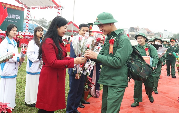 Tân binh thị xã Sơn Tây phấn khởi lên đường nhập ngũ